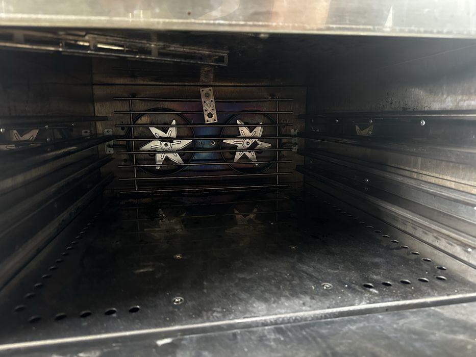 Професионална печка 4 газови котлона и конвекторна фурна