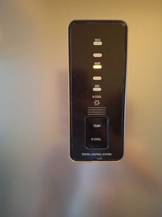 хладилник с фризер Daewoo