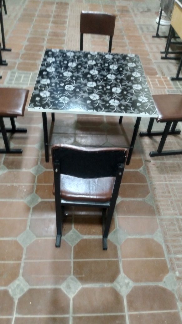 Продаётся стол со стулями.