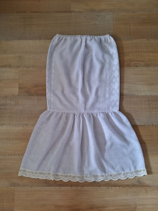 Vand urgent costum national compus din ie,sorturi,poale si bete