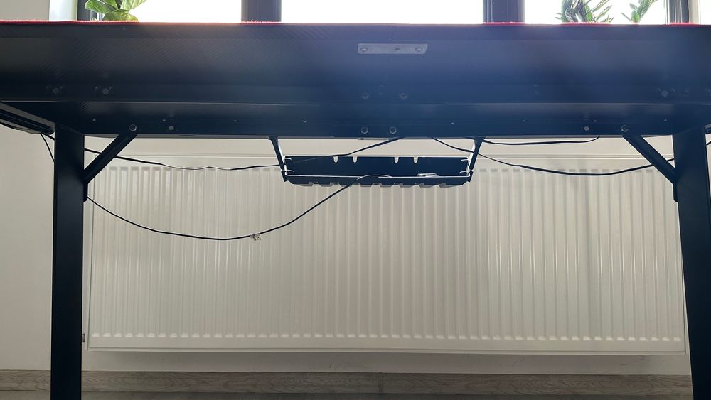 Masă de gaming, căști Razer, mouse Zowie și mouse pad