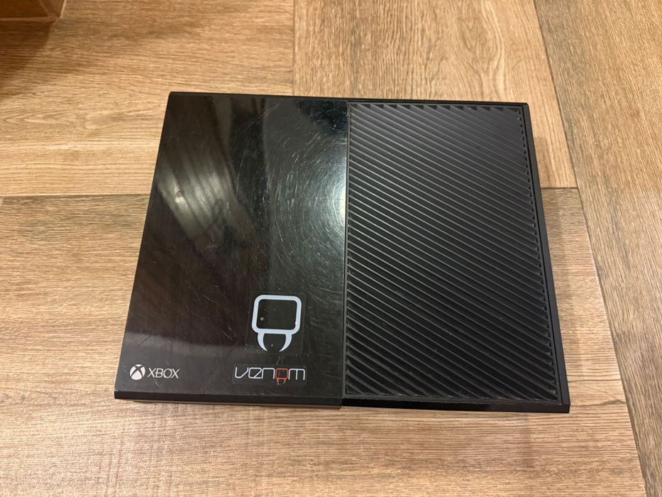 Xbox One- върви със зарядно и джойстик