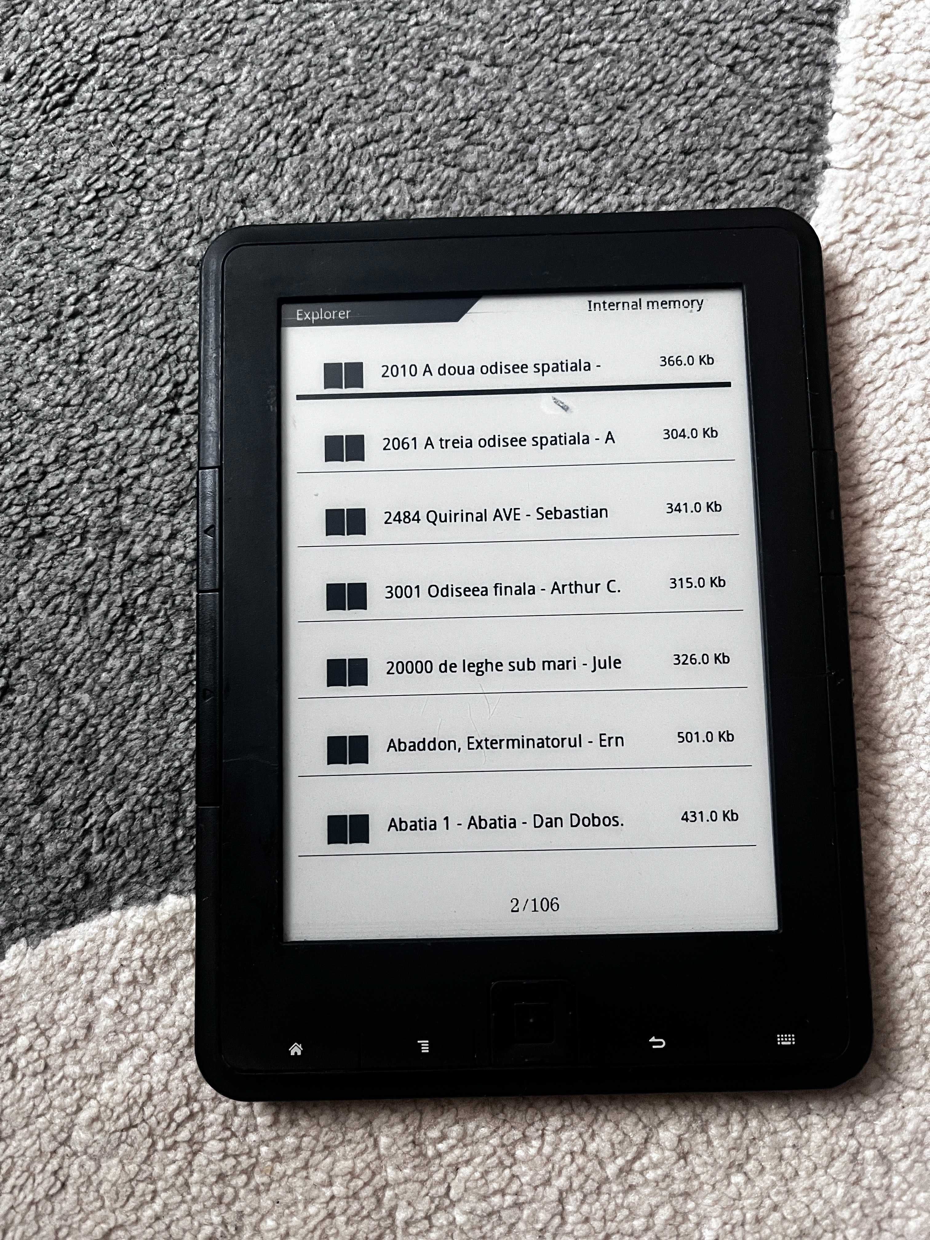 Ebook Reader TrekStor cu 740 de cărți în limba română