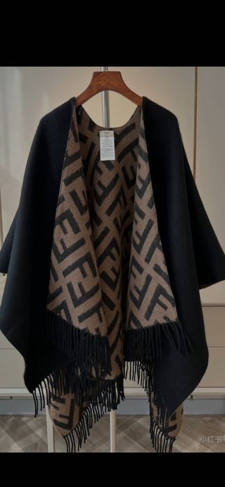 Poncho  Fendi, model 2026, 2 modele