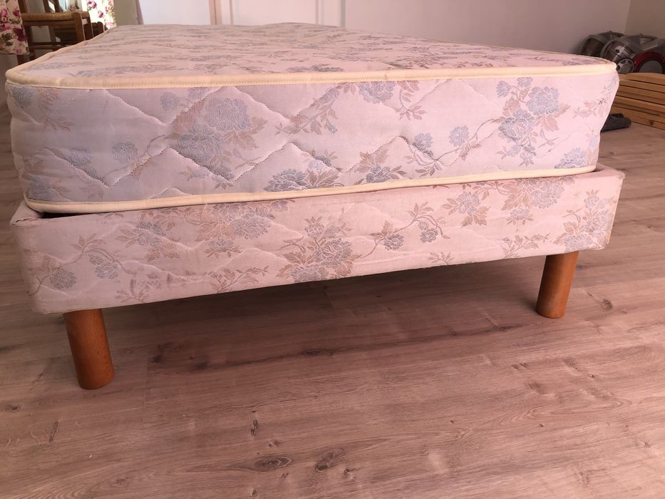 Pat cu saltea pentru o persoana