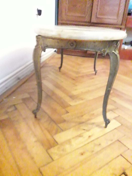 Masa ovala cu cadru si picor din bronz blat din onix