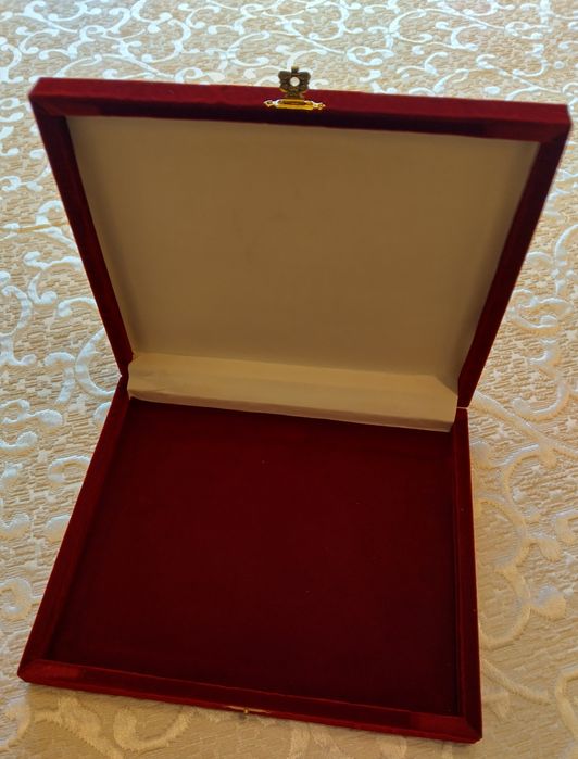 Велурена кутия за бижута