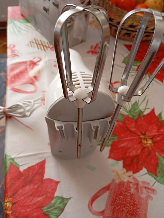 Vând mixer 3 viteze marca Kenwood origine UK.