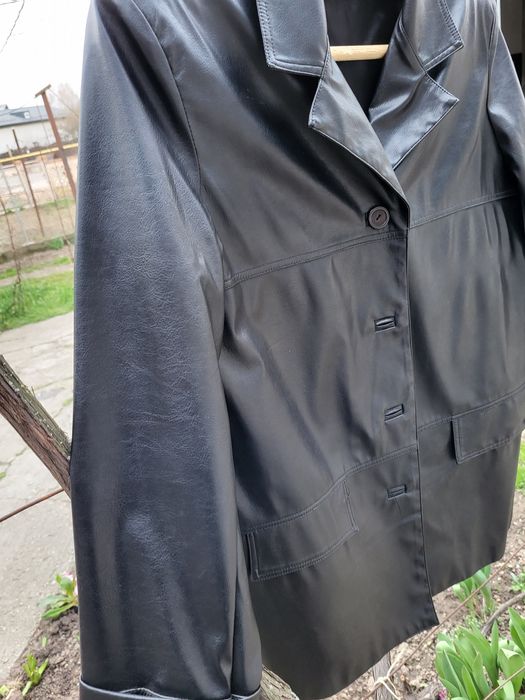 Vând geaca 100/pvc.culoare negru.purtata f puțin. Scurta .