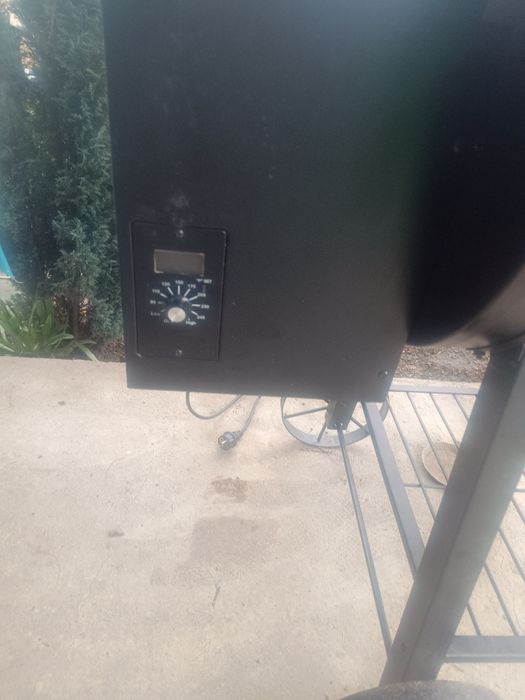 Vând smoker pe peleți