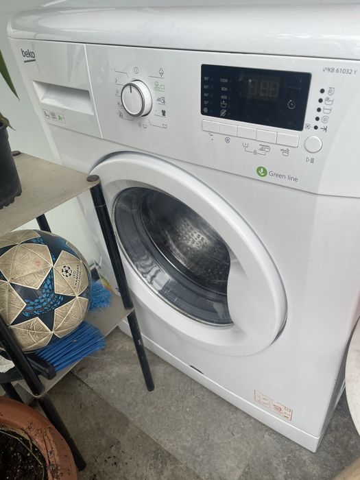 Masina de spalat Beko si masuta de machiaj cu oglinda