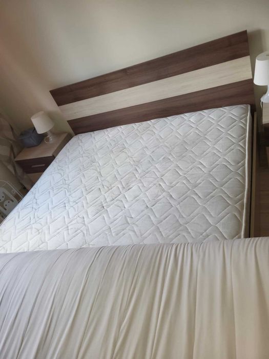 Спалня с повдигащ механизъм + матрак и две нощни шкафчета