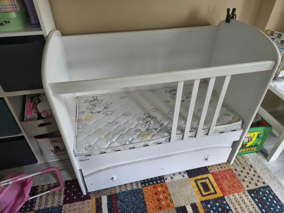 Бяла дървена бебешка кошара + матрак