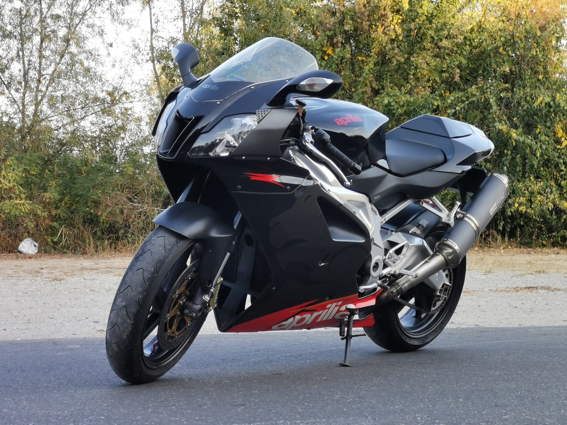 Aprilia rsv 1000r
