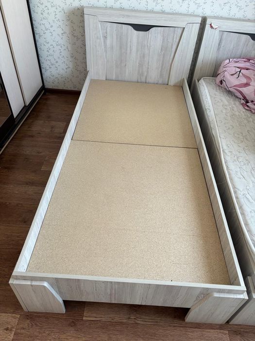 Продам две кровати с матрасами