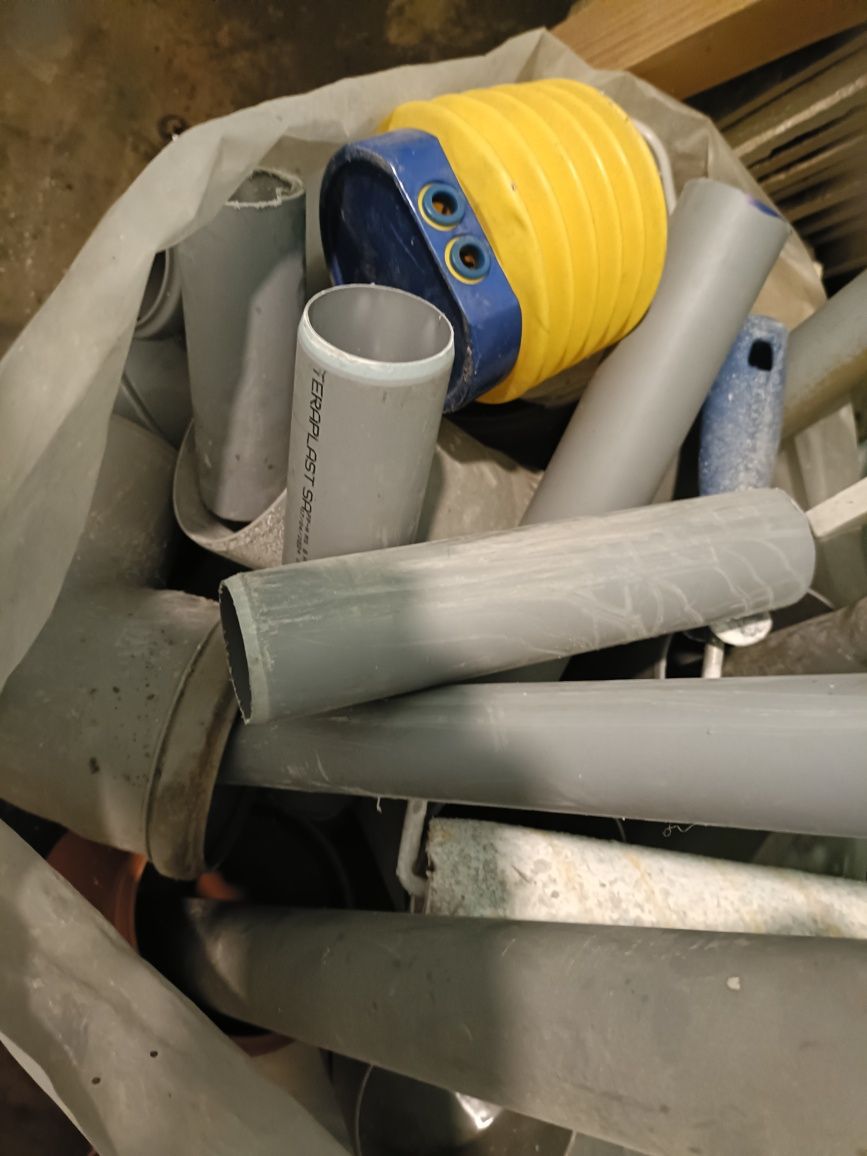 Lichidez materiale și scule diverse folosite