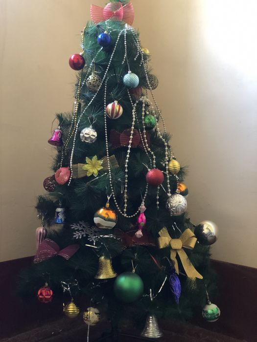 Продаётся ёлка с игрушками.