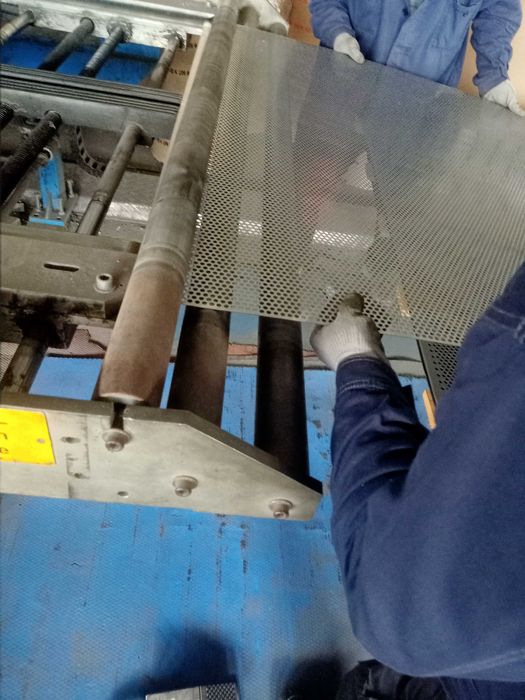 Tabla perforata dreapta sau ondulata/cutata. Producator cu livrare