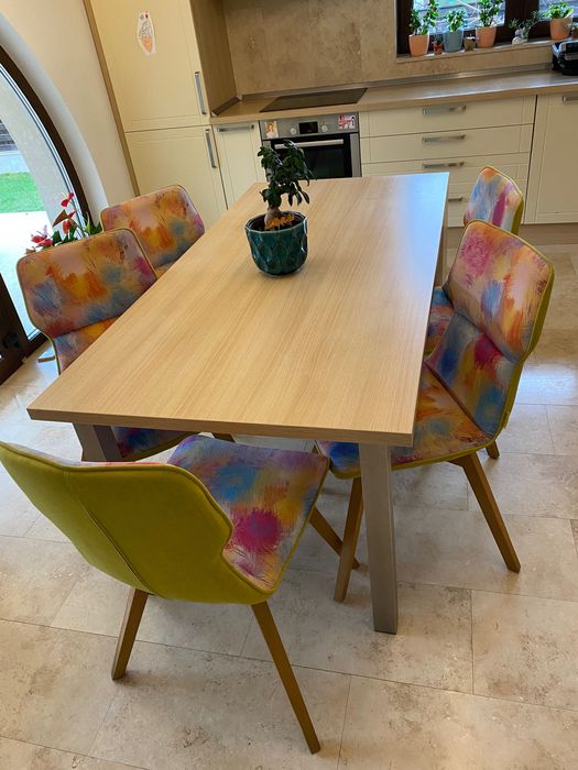 Masa de bucatarie cu 5 scaune si spatiu de depozitare