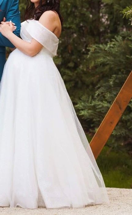 Сватбена рокля с брокат и тюл