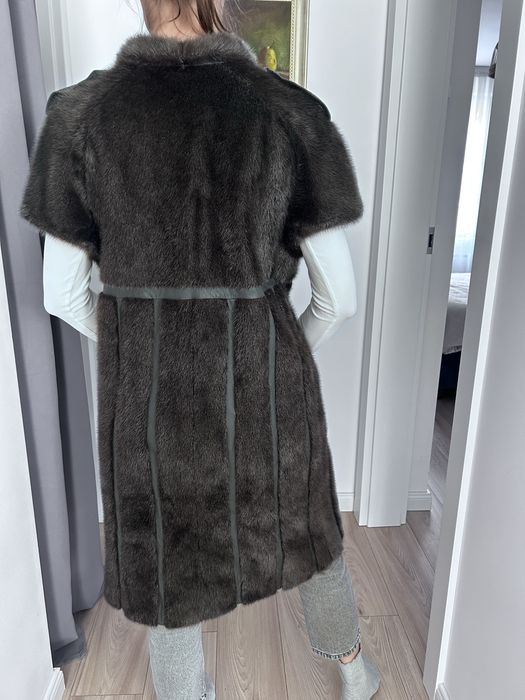 Vesta blana cu nasturi
