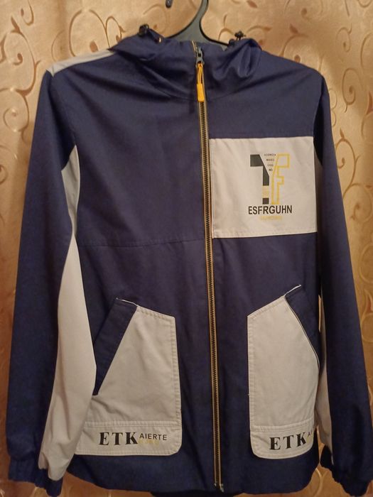 Куртка ветровка .