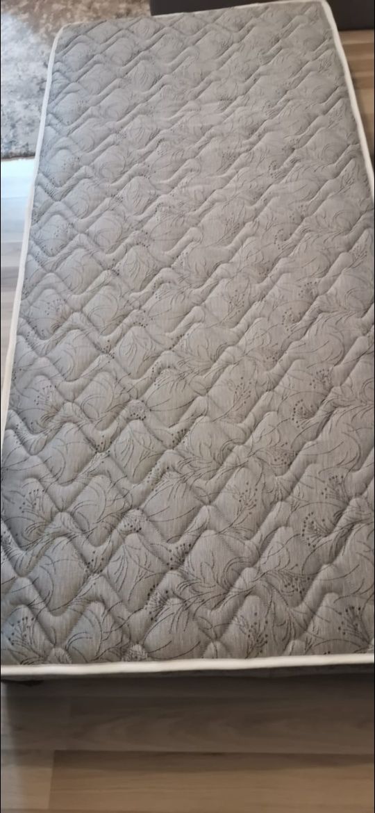 Нов, еднолицев, пружинен матрак 90/200см..