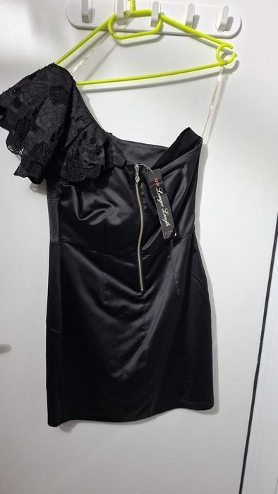 Елегантна сатенена рокля с едно рамо и дантелен акцент – Lipsy London