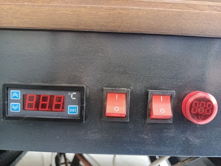 Vetrina xaladelnik sotiladi