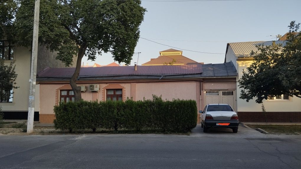 Uy sotiladi. Yakkasaroy