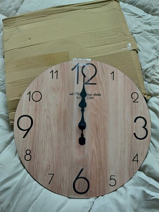 Стенен часовник , дърво и черни цифри