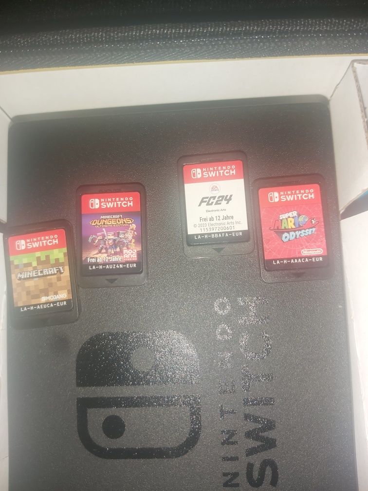 Set Nintendo Switch cu 4 jocuri incluse plus o husa cu pikachu.