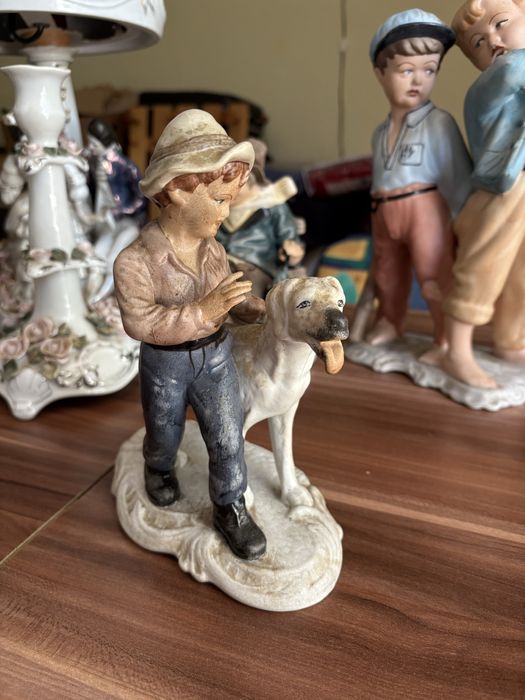 Bibelou porțelan băiatul cu câinele