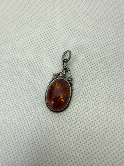 Сребърна висулка с кехлибар. №7535