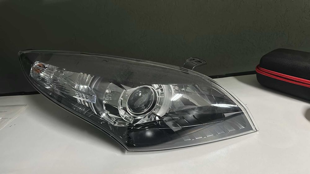 Far nou Renault Megane 3 2008–2014 – original – cod 260105441R