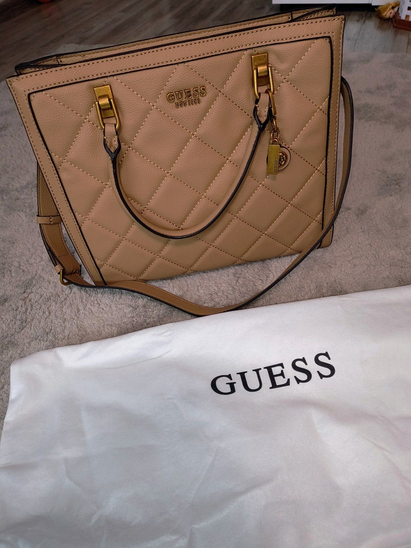 Оригинална чанта на Guess в бежов цвят