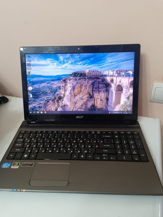 Игровой Ноутбук i5 2,5ггрц 6гб держит заряд