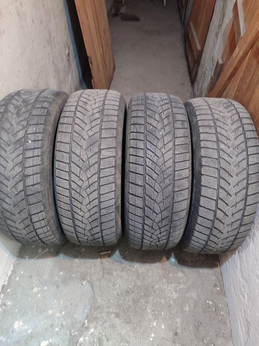 235/60/18 Зимни Goodyear