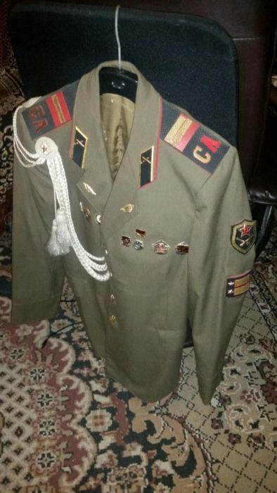 Uniforma ofițer sovietic cu multe decoratii,f rară