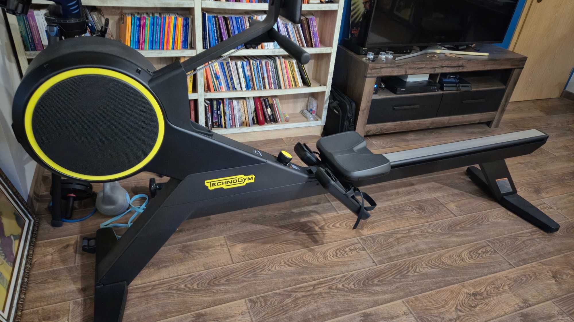 Нов гребен тренажор TechnoGym Skillrow Aquafeel + дигитален дисплей
