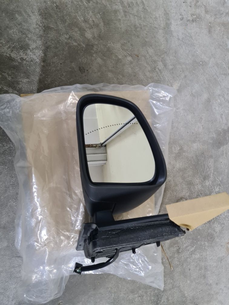 ППродавам ляво огледало за Smart w453