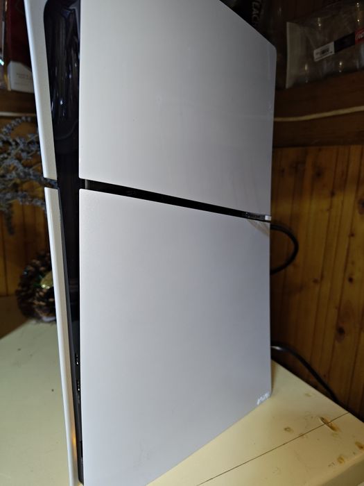 Playstation 5 Digital Edition 1T cu un joystick in stare perfecta de f