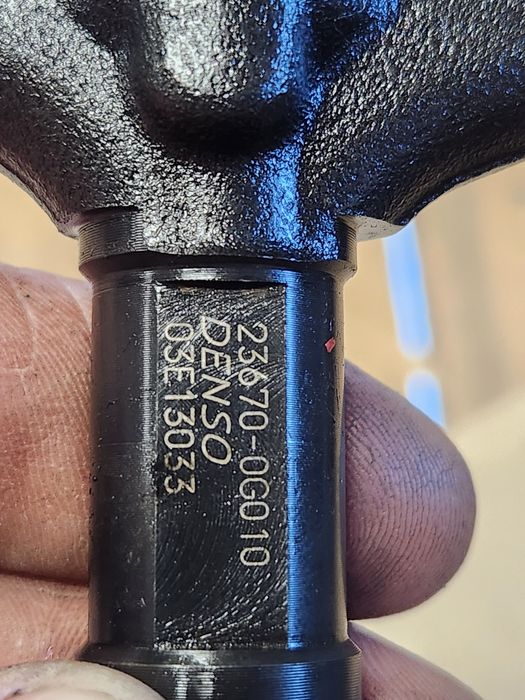 Vand  injectoare  Toyota  avensis  2.0 motorina