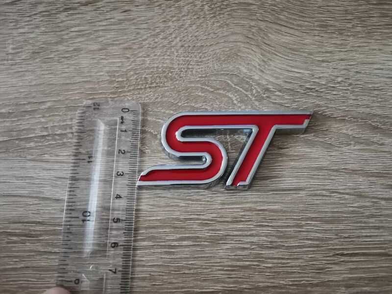 червена емблема Ford ST