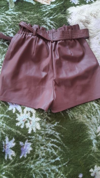 Продам 2 пары  шорт в отличном состоянии.