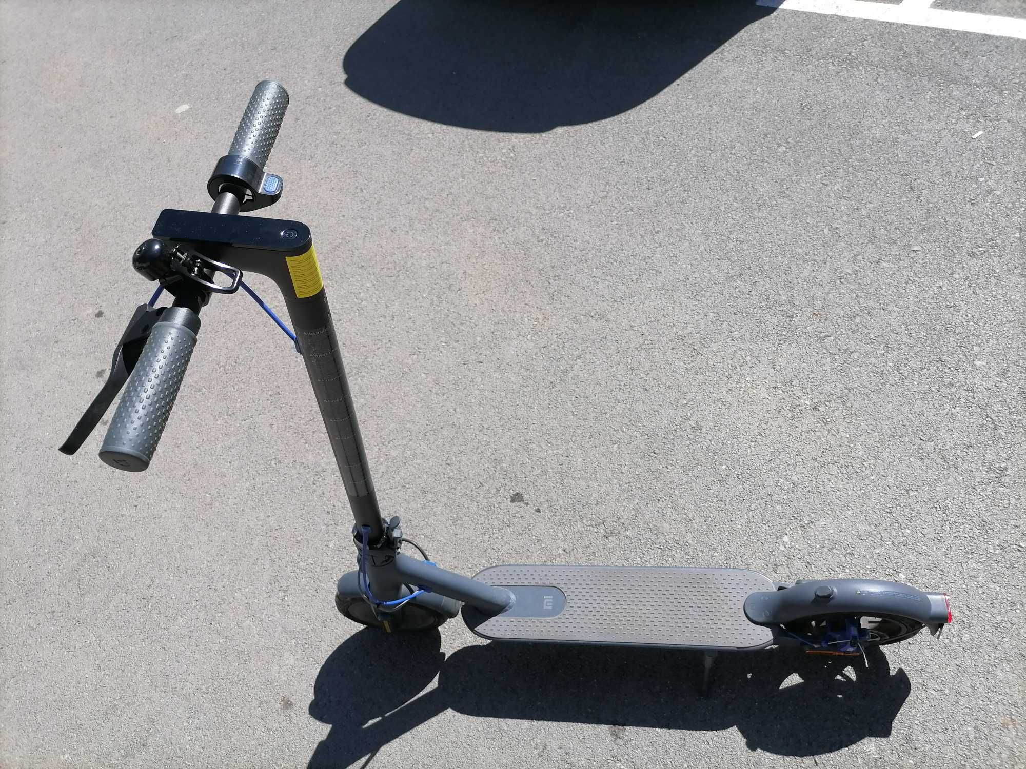 Продавам Електрически Скутер (Тротинетка) XIAOMI MI ELECTRIC SCOOTER 3