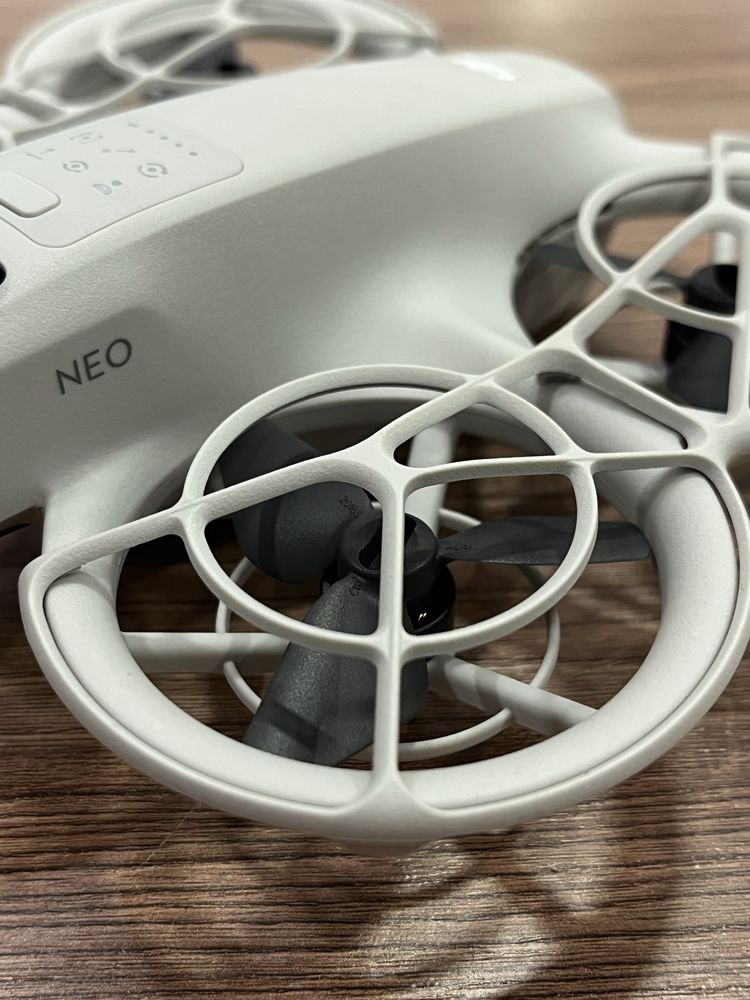 DJI Neo Fly More Combo серый – компактность, 46 мин полета, 4К!
