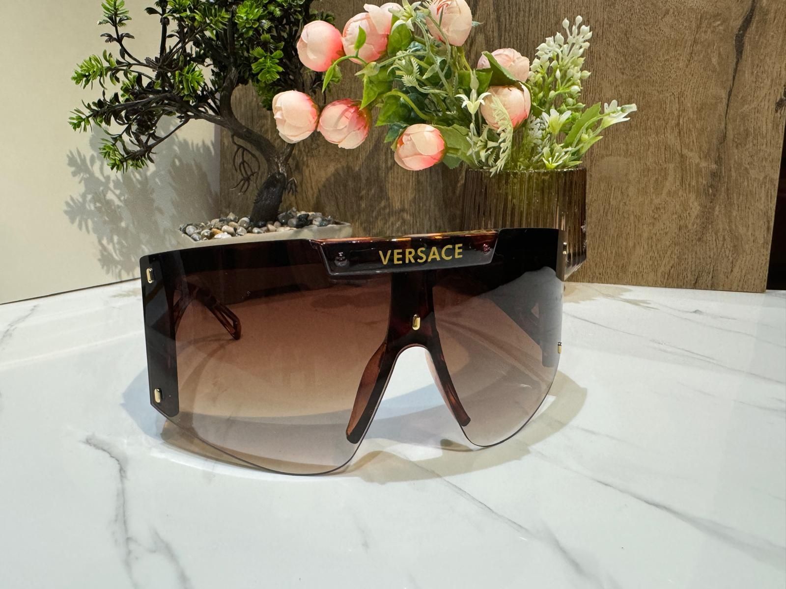 Ochelari de soare Versace. Calitate superioara.