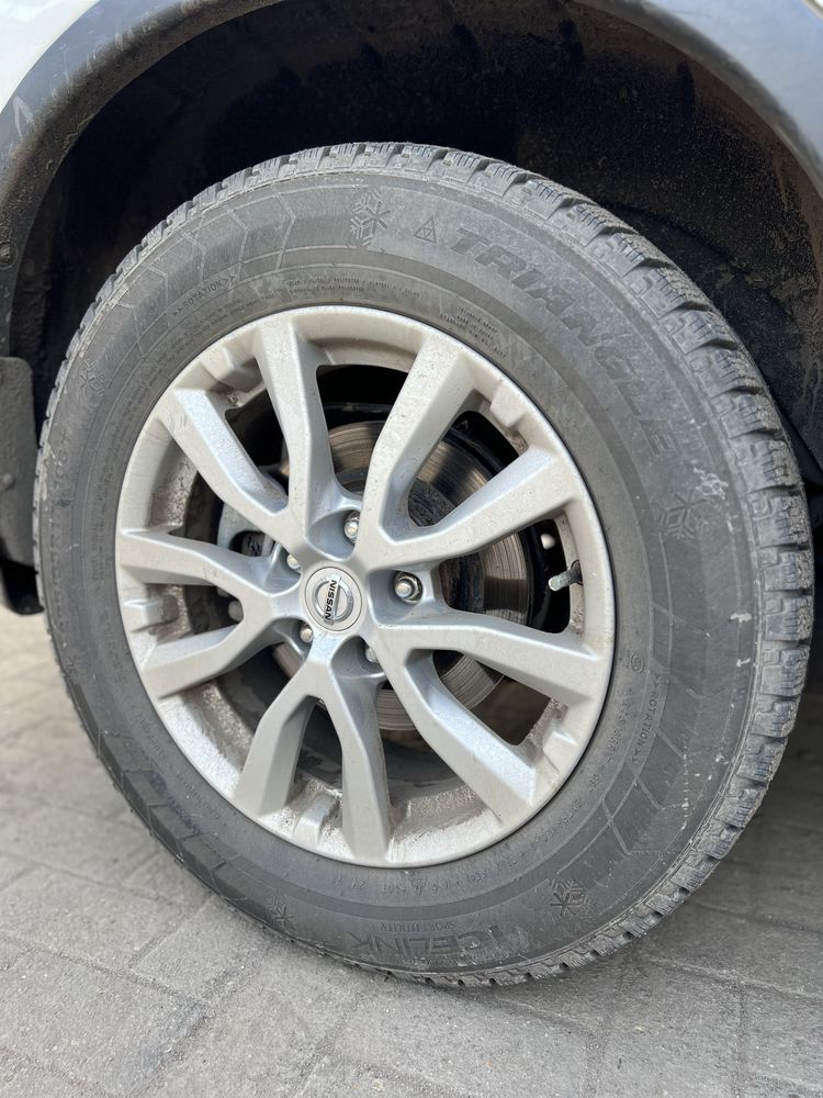 Triangle (  шипы )  . 225 / 605 R17 в отличном  состоянии .