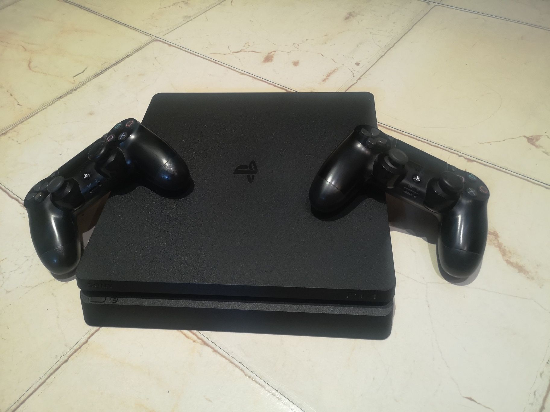 PlayStation 4 slim 1Tb в перфектно състояние